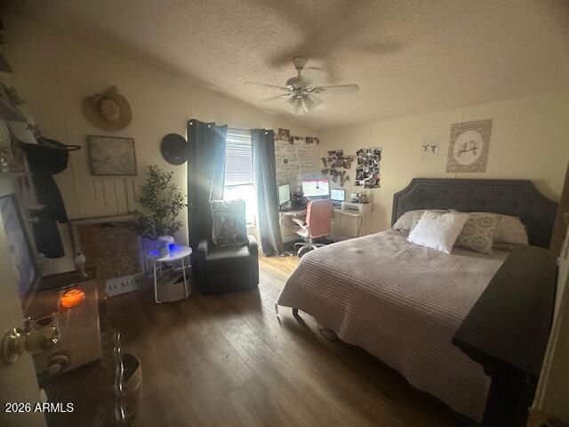 7258 South Lariat Road Hereford, AZ 85615 - Photo 20 of 37 a bed room with a bed mirror and a night stand