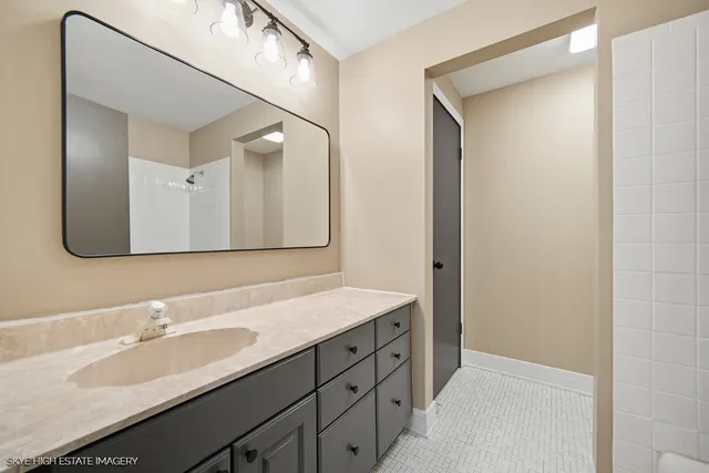 $325,000 | 19 Cour Leroux, Palos Hills, IL 60465