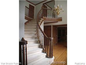 2563 Munster Road Rochester, MI 48309 - Photo 6 of 23 Foyer & staircase