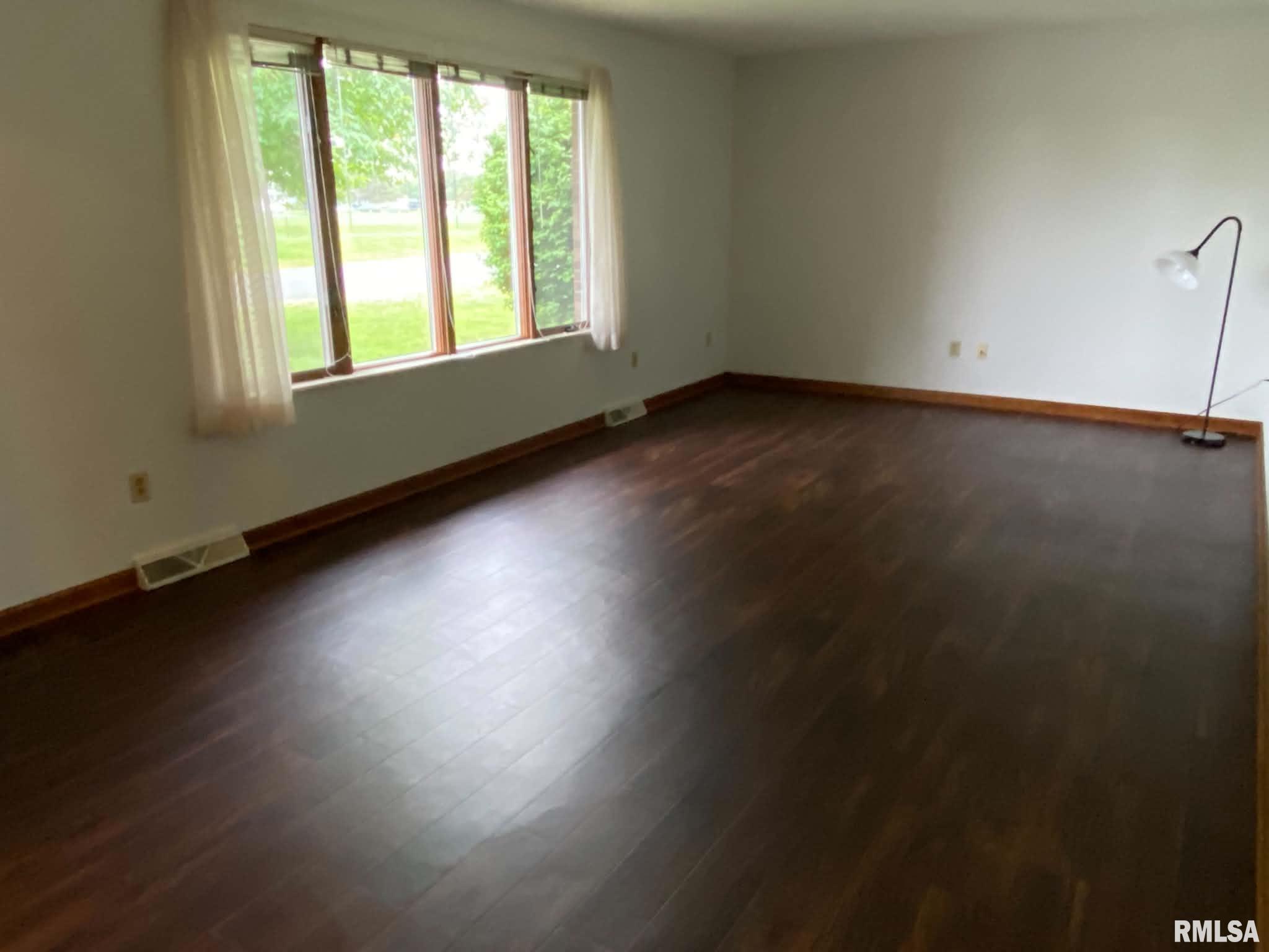 1547 East Myrtle Street Canton, IL 61520 - Photo 5 of 23