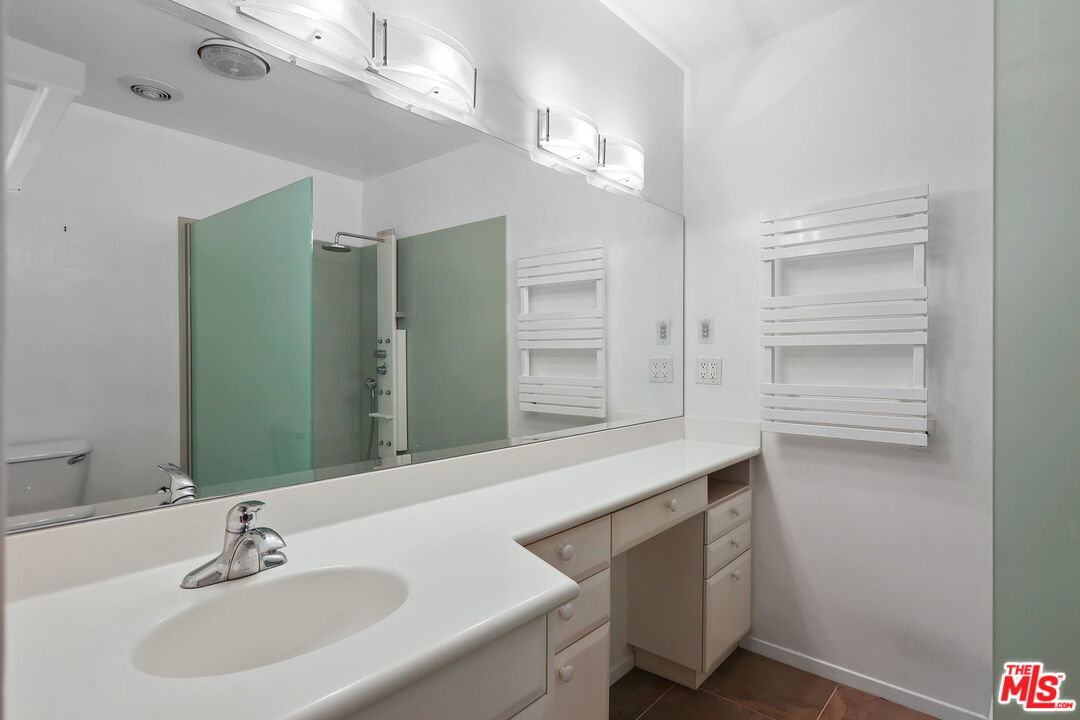 8710 Delgany Avenue, Unit 26 Playa del Rey, CA 90293 - Photo 19 of 25 a bathroom with a sink and a mirror