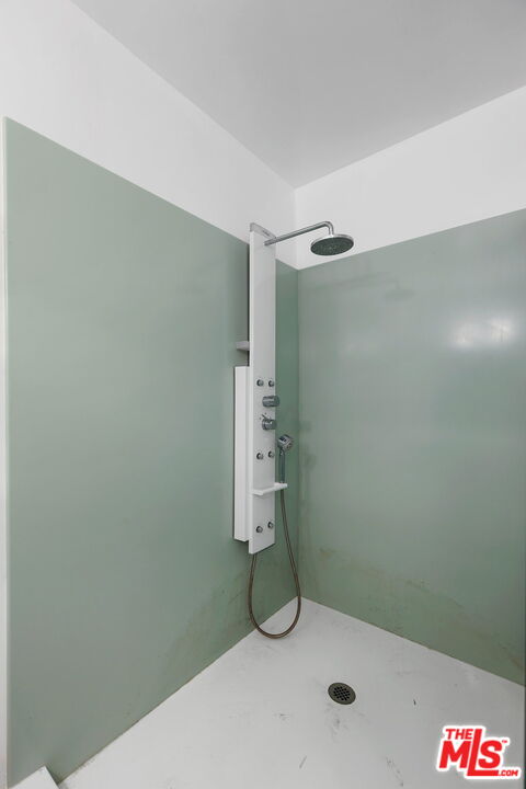 8710 Delgany Avenue, Unit 26 Playa del Rey, CA 90293 - Photo 20 of 25 a bathroom with a shower