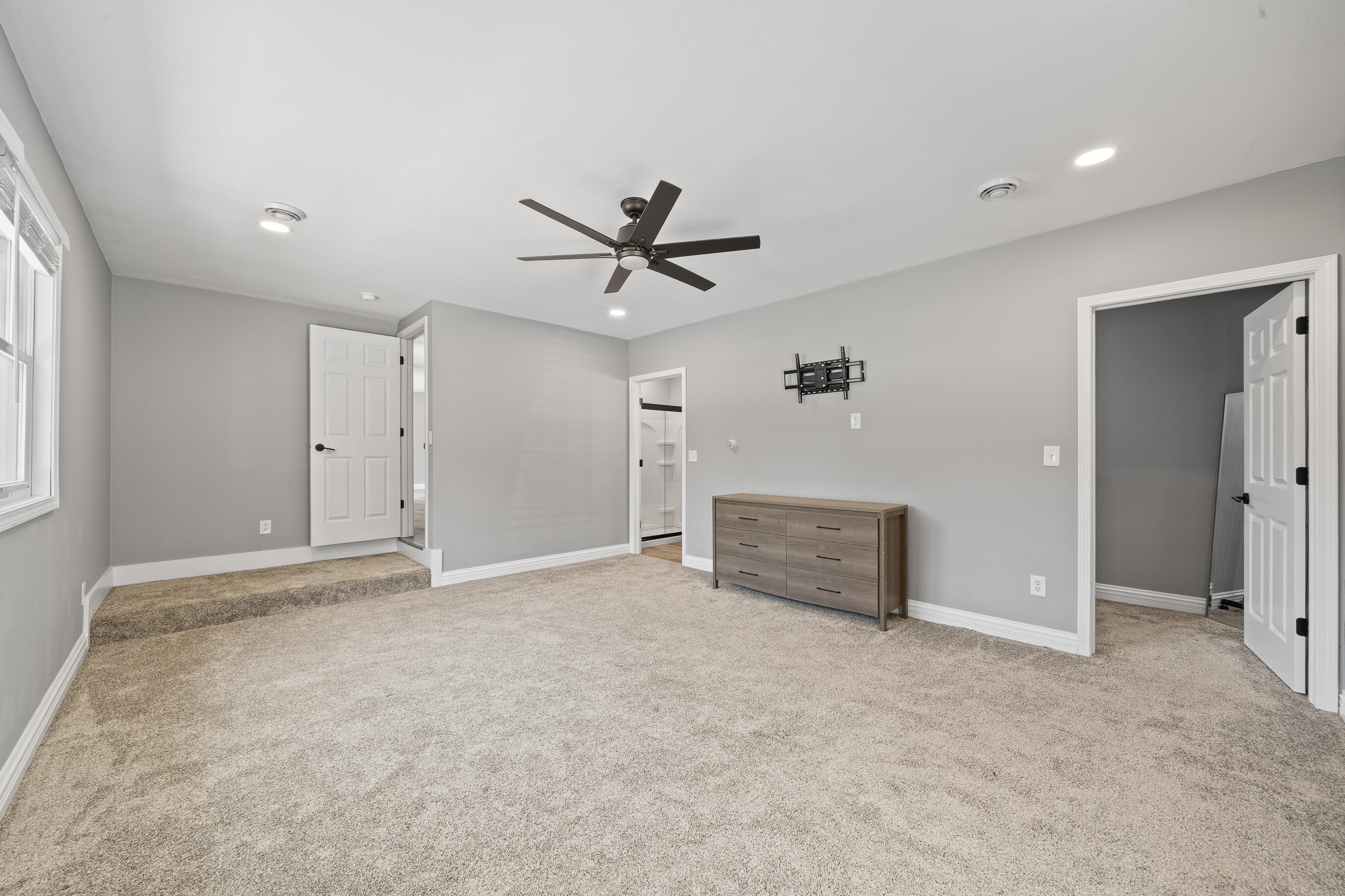 125 Potawatomi Road Williams Bay, WI 53191 - Photo 8 of 25 Main Level Master Suite