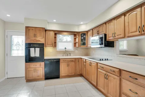 $819,000 | 21 East Hill Drive, Smithtown, NY 11787