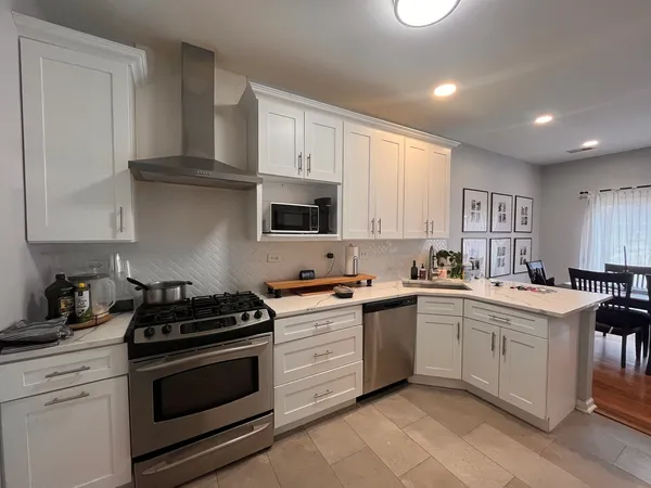 $2,495 | 610 Lakeridge Court, Naperville, IL 60563