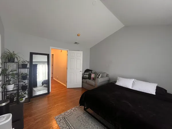 $2,495 | 610 Lakeridge Court, Naperville, IL 60563