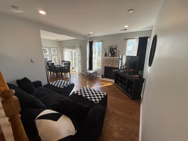 $2,495 | 610 Lakeridge Court, Naperville, IL 60563