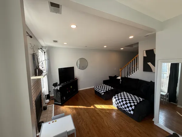 $2,495 | 610 Lakeridge Court, Naperville, IL 60563