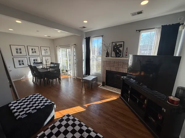 $2,495 | 610 Lakeridge Court, Naperville, IL 60563