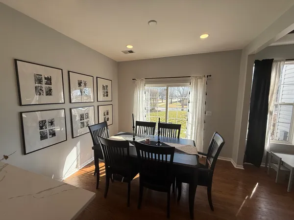 $2,495 | 610 Lakeridge Court, Naperville, IL 60563