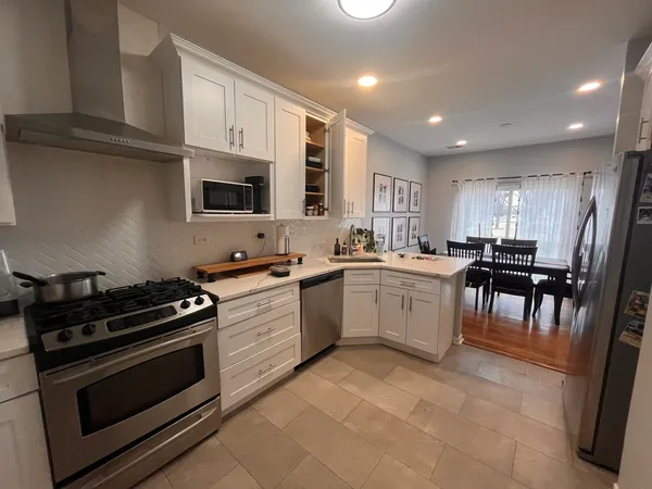 $2,495 | 610 Lakeridge Court, Naperville, IL 60563