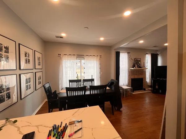 $2,495 | 610 Lakeridge Court, Naperville, IL 60563