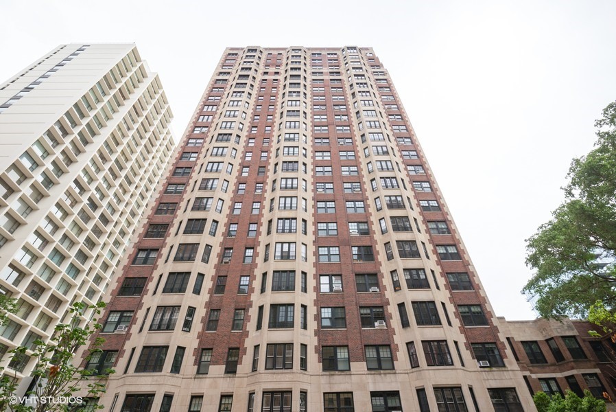 421 West Melrose Street, Unit 5B Chicago, IL 60657 - Photo 1 of 15 front view of a building