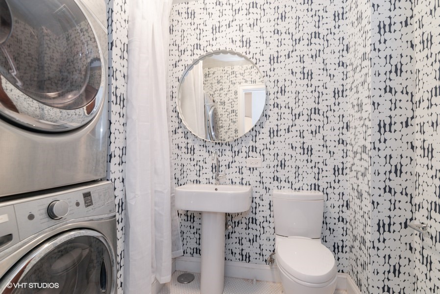 421 West Melrose Street, Unit 5B Chicago, IL 60657 - Photo 14 of 15 a bathroom with a toilet and a sink