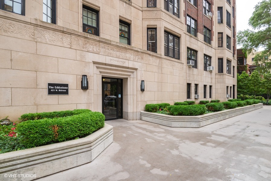 421 West Melrose Street, Unit 5B Chicago, IL 60657 - Photo 2 of 15 a view of a building with potted garden