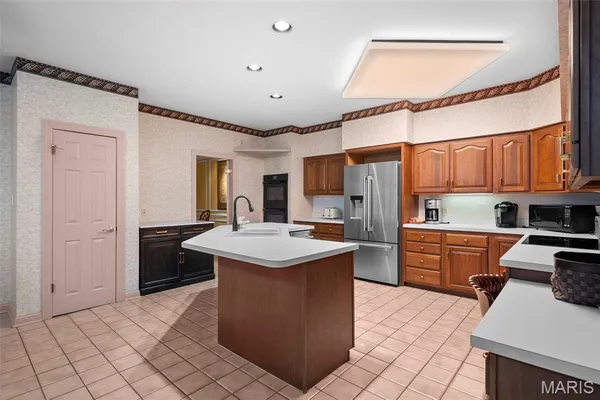 $949,000 | 260 Carlyle Lake Drive, Creve Coeur, MO 63141