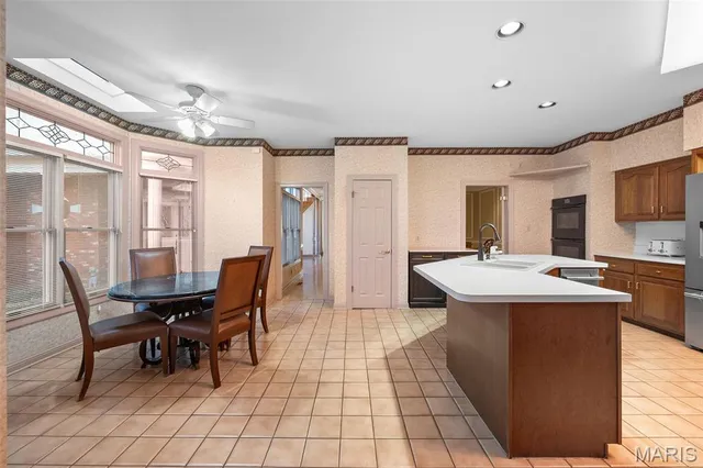 $998,000 | 260 Carlyle Lake Drive, Creve Coeur, MO 63141