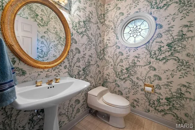 $998,000 | 260 Carlyle Lake Drive, Creve Coeur, MO 63141