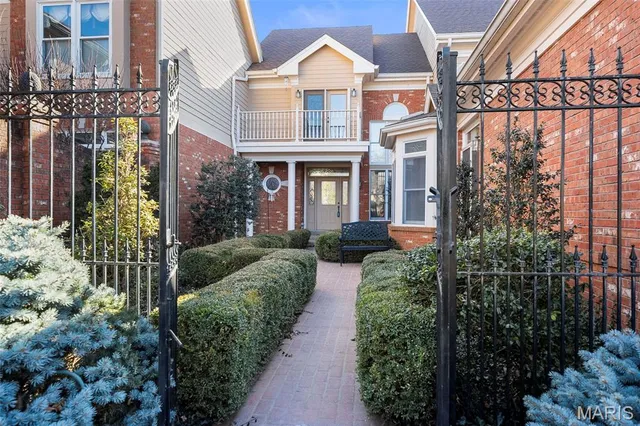 $998,000 | 260 Carlyle Lake Drive, Creve Coeur, MO 63141