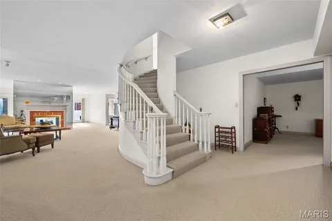 $998,000 | 260 Carlyle Lake Drive, Creve Coeur, MO 63141