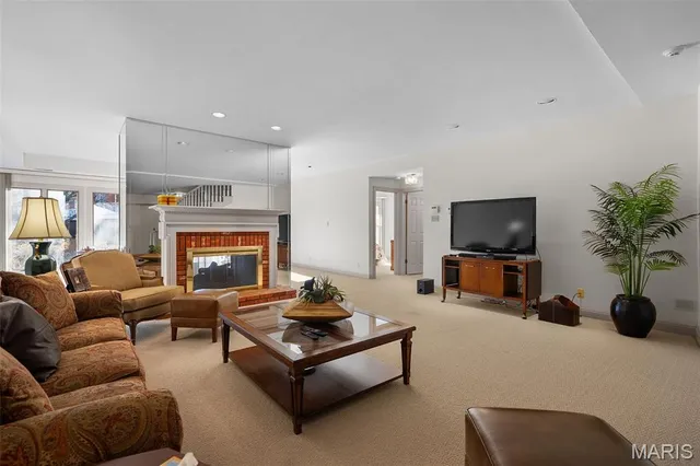 $998,000 | 260 Carlyle Lake Drive, Creve Coeur, MO 63141