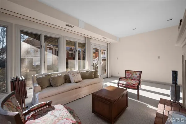 $949,000 | 260 Carlyle Lake Drive, Creve Coeur, MO 63141