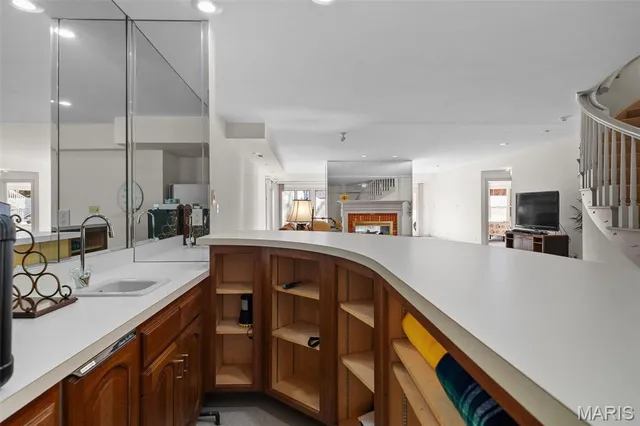 $998,000 | 260 Carlyle Lake Drive, Creve Coeur, MO 63141