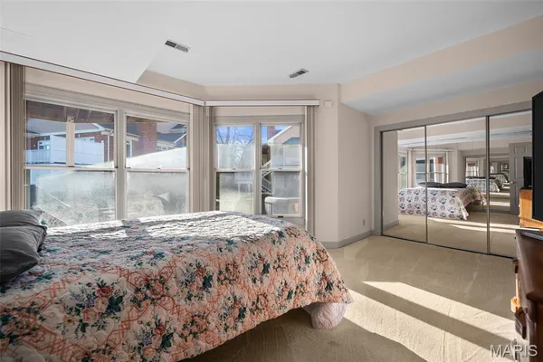 $949,000 | 260 Carlyle Lake Drive, Creve Coeur, MO 63141