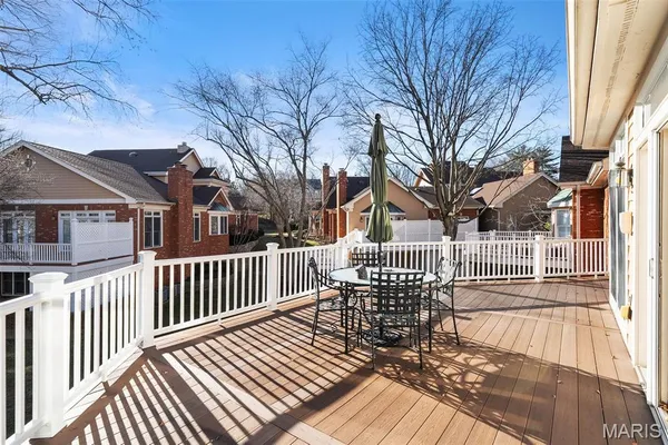 $949,000 | 260 Carlyle Lake Drive, Creve Coeur, MO 63141