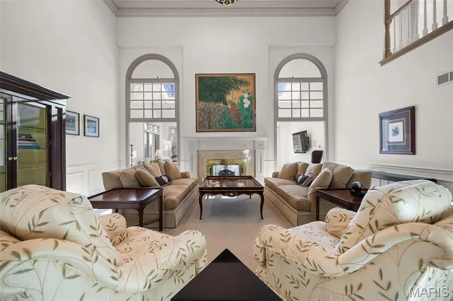 $998,000 | 260 Carlyle Lake Drive, Creve Coeur, MO 63141