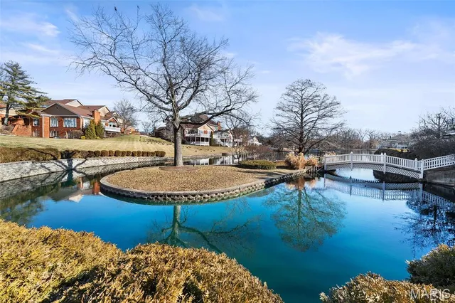 $998,000 | 260 Carlyle Lake Drive, Creve Coeur, MO 63141