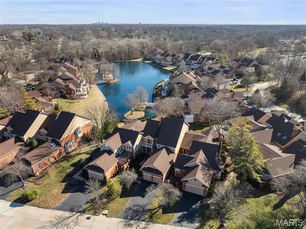 $949,000 | 260 Carlyle Lake Drive, Creve Coeur, MO 63141