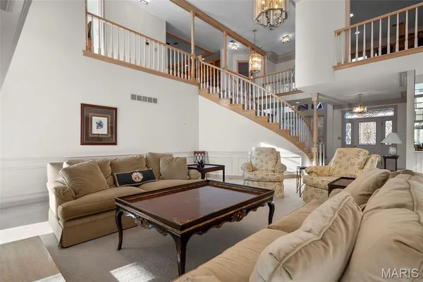 $949,000 | 260 Carlyle Lake Drive, Creve Coeur, MO 63141