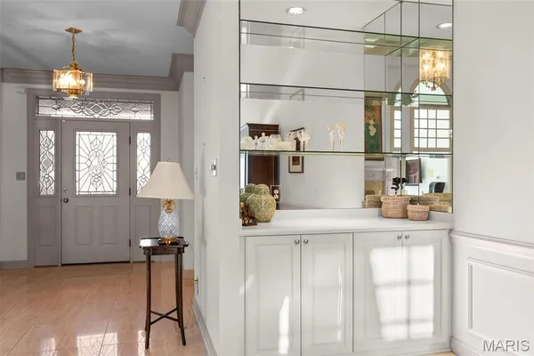 $949,000 | 260 Carlyle Lake Drive, Creve Coeur, MO 63141