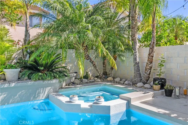 a view of a house with backyard