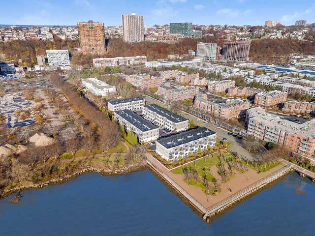 $1,299,999 | 44 Marquis Court, Edgewater, NJ 07020
