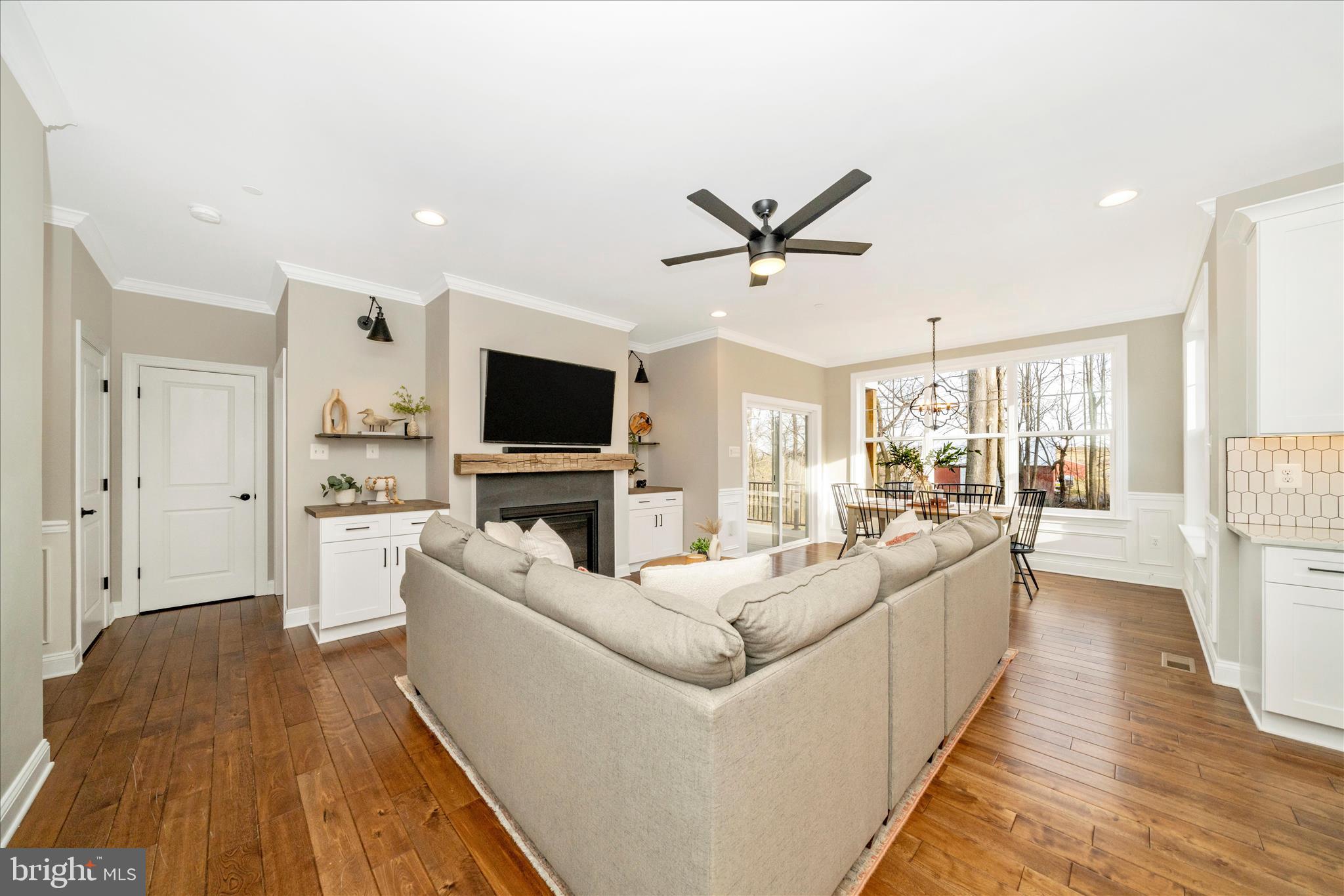 13839 Pryor Road Thurmont, MD 21788 - Photo 6 of 66 Living Room