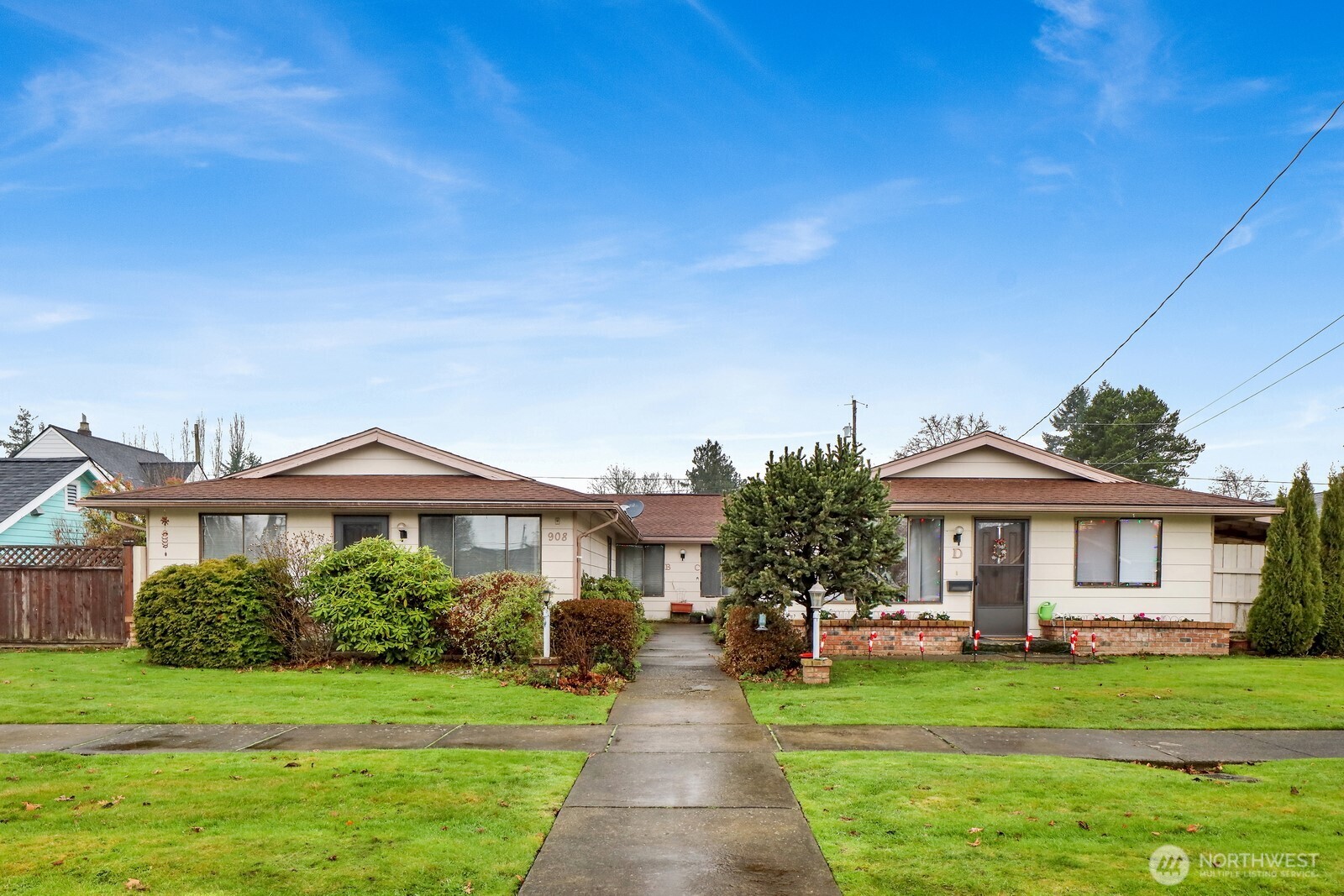 908 Liberty Street Lynden, WA 98264 - Photo 1 of 27 a front view of a residential houses with yard and green space