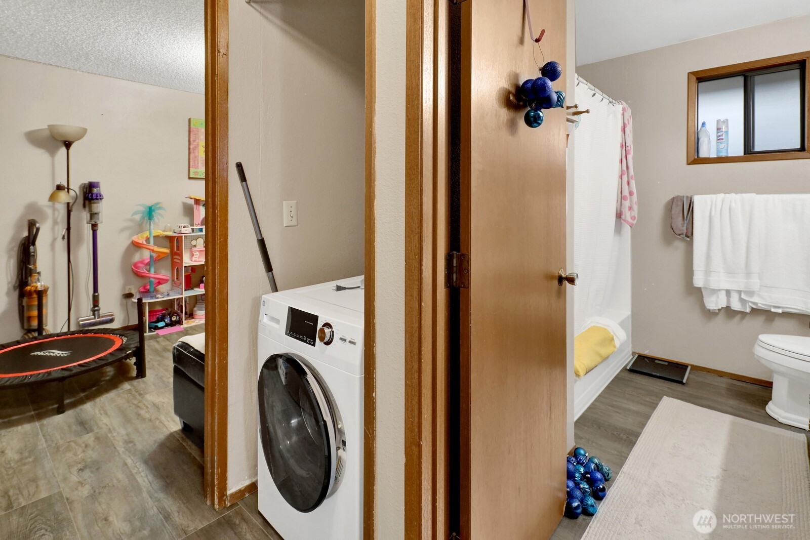 908 Liberty Street Lynden, WA 98264 - Photo 14 of 27 a view of a bedroom with washer and dryer