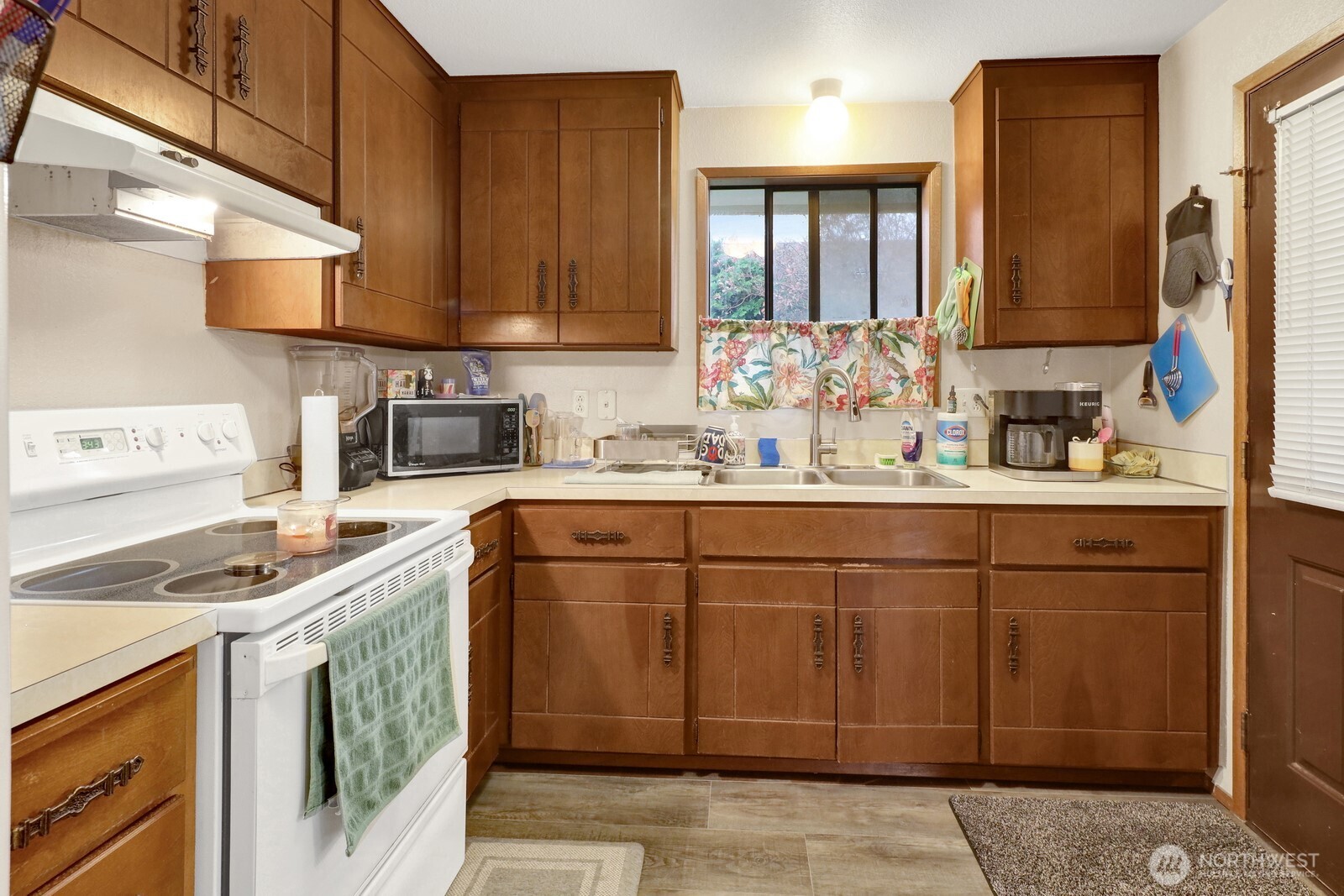 908 Liberty Street Lynden, WA 98264 - Photo 24 of 27 a kitchen with stainless steel appliances granite countertop a sink stove and cabinets