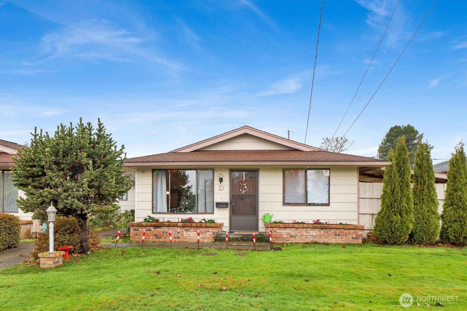 908 Liberty Street Lynden, WA 98264 - Photo 5 of 27 a front view of a house with a yard