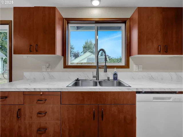 $434,900 | 821 Southwest 14th Street, Troutdale, OR 97060