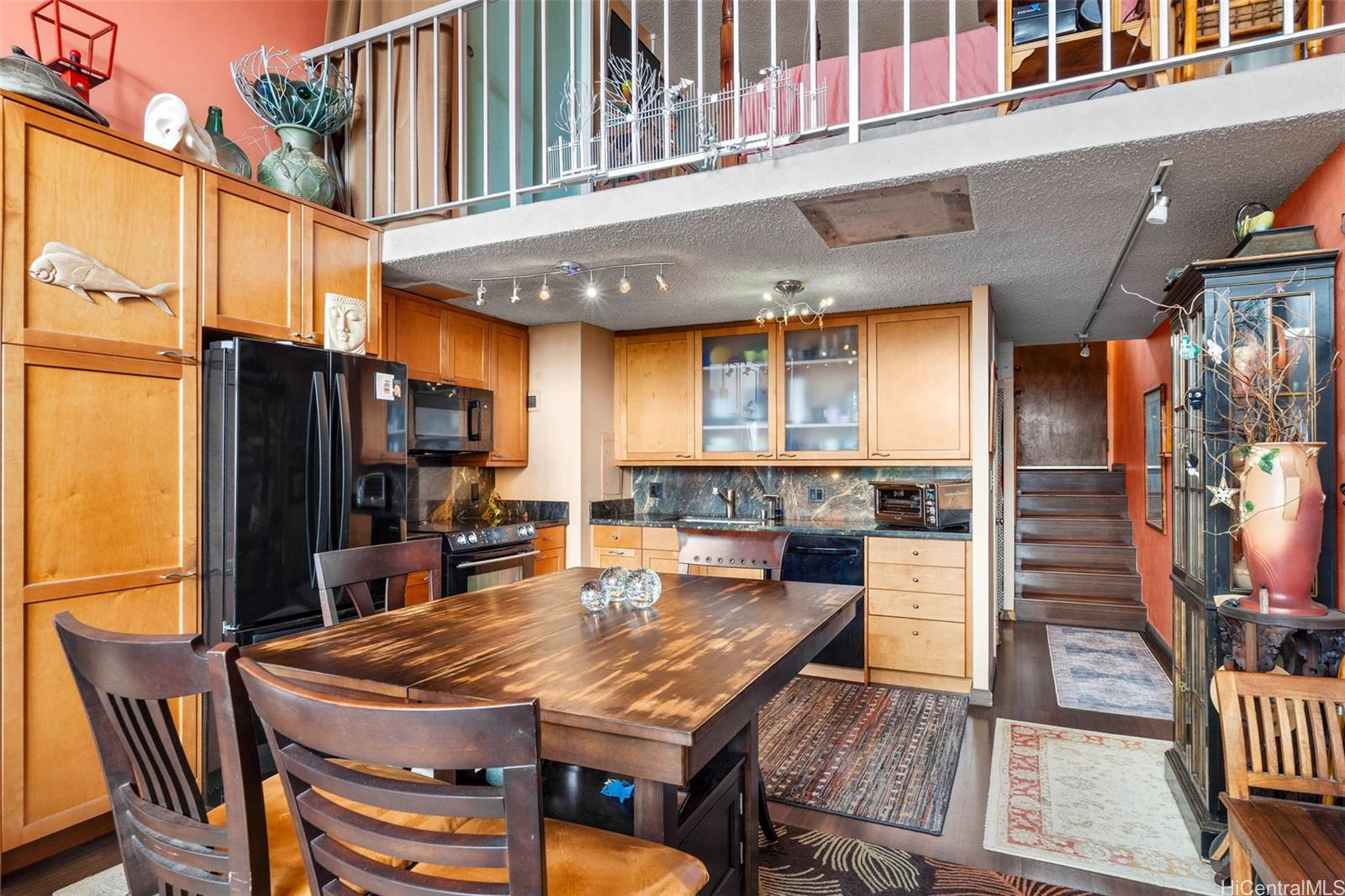 666 Prospect Street, Unit I405 Honolulu, HI 96813 - Photo 5 of 21 a view of a patio with table and chairs