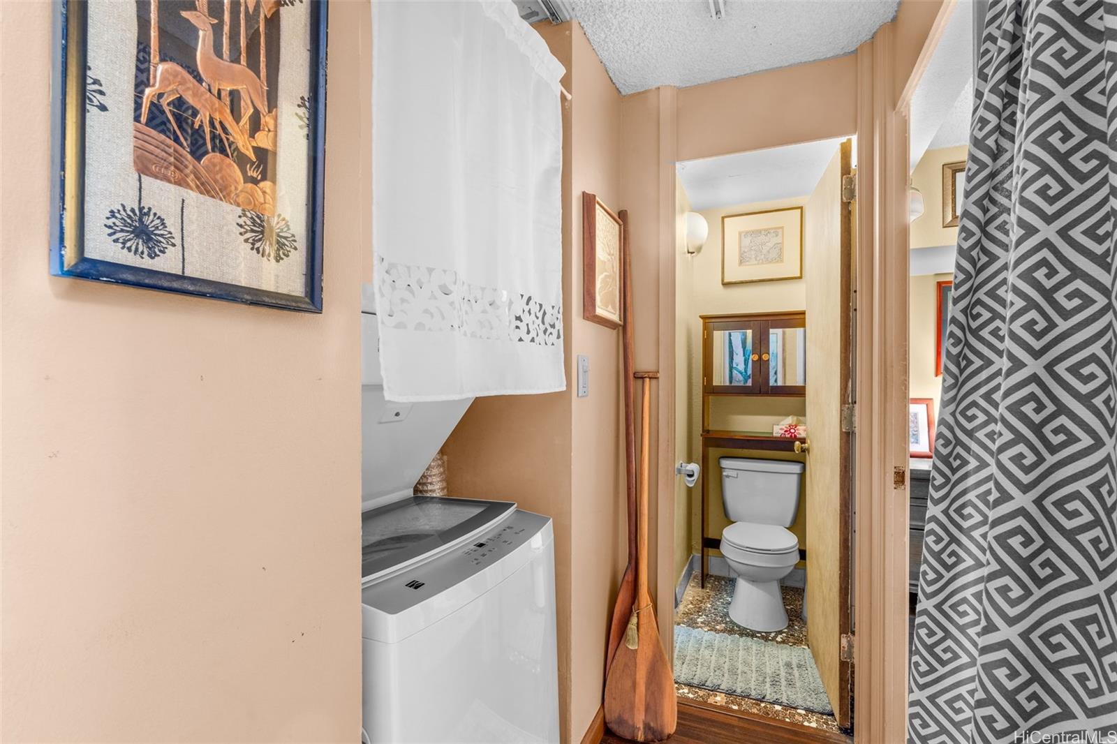 666 Prospect Street, Unit I405 Honolulu, HI 96813 - Photo 8 of 21 a view of bathroom with a toilet