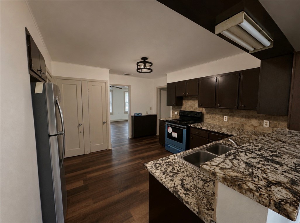 215 West Heard Street Refugio, TX 78377 - Photo 8 of 26