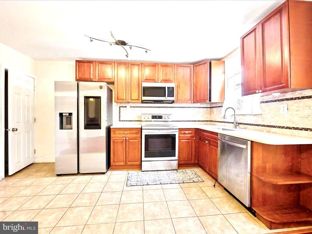 7251 Bradford Road Upper Darby, PA 19082 - Photo 8 of 39
