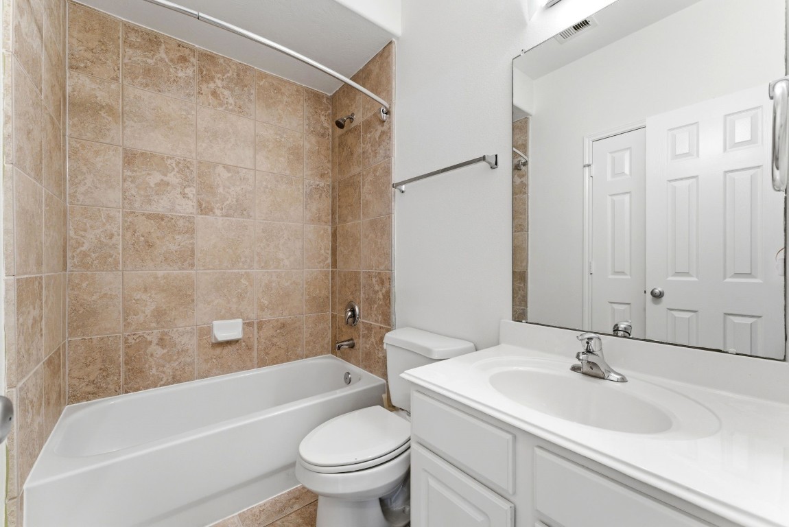6407 Wilshire Ridge Houston, TX 77040 - Photo 7 of 37 a bathroom with a sink a toilet and a bathtub