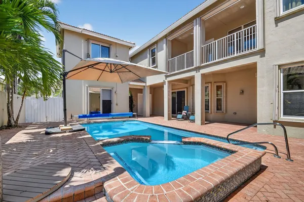 a view of a livingroom with furniture and a ceiling fan