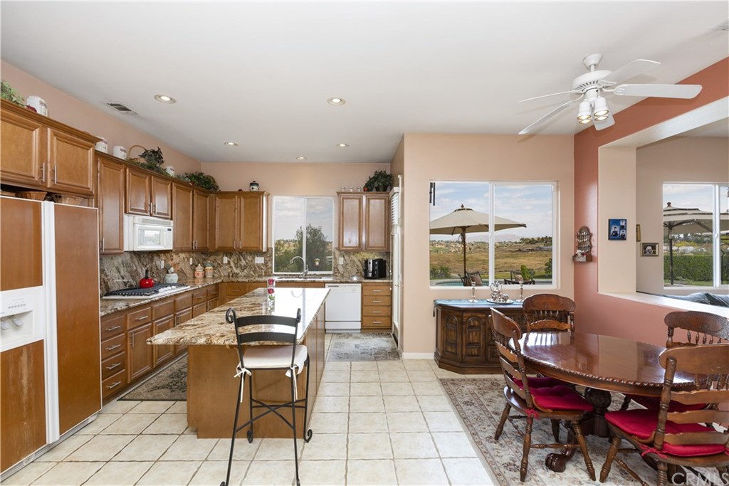 17944 Scottsdale Road Riverside, CA 92504 - Photo 15 of 43 Kitchen & Dining