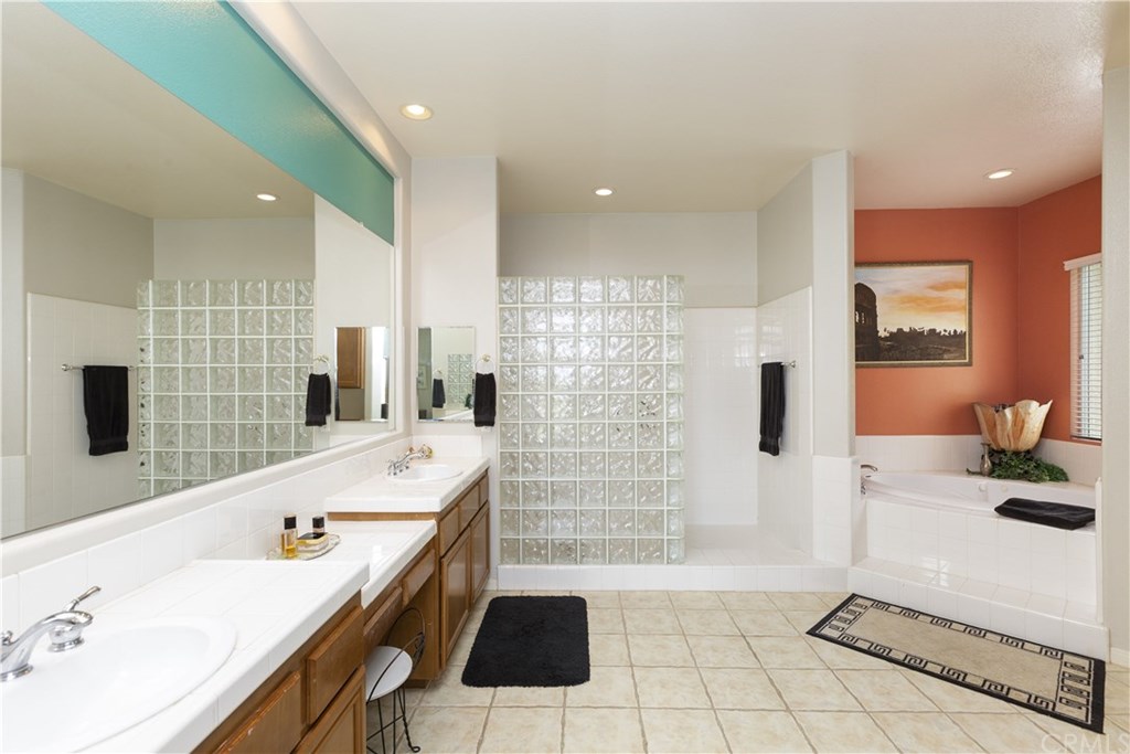 17944 Scottsdale Road Riverside, CA 92504 - Photo 27 of 43 Master Bathroom